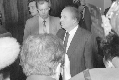 Moskova, SSCB - 23 Ağustos 1991: Başkan SSCB Mikhail Sergeevich Gorbaçov yüksek Sovyet SSCB halk milletvekillerinin olağanüstü oturumunda