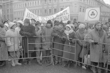 Moskova, SSCB - 7 Kasım 1990: ralli seçmenler, demokratik Rusya hareket ve demokratik Platform SBKP olmadan Moskova Derneği tarafından ayarla. Metin sloganı: değişiklikler hemen beklemekten yorgun insanlar