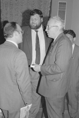 Moskova, SSCB - 23 Ağustos 1991: Evgeniy Vladimiroviç Kogan Merkezi ve Roy Aleksandrovich Medvedev yüksek Sovyet SSCB halk milletvekillerinin olağanüstü oturumunda sağdaki