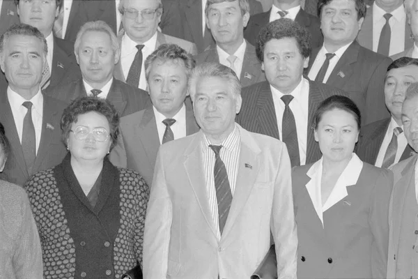 1991年8月23日 莫斯科 吉尔吉斯斯坦作家 Chingiz Torekulovich Aitmatovat Ussr 人民代表最高苏维埃特别会议上在 Kyrgyz 人民代表中被拍到 — 图库照片