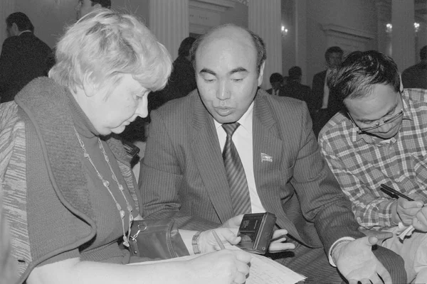Moskwa Zsrr Sierpnia 1991 Dziennikarz Wywiadów Prezydent Kirgistanu Askar Akayevich — Zdjęcie stockowe