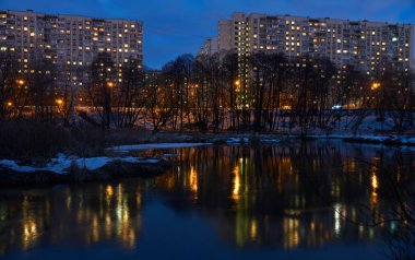 Yauza nehri üzerinde alacakaranlık sahnesi