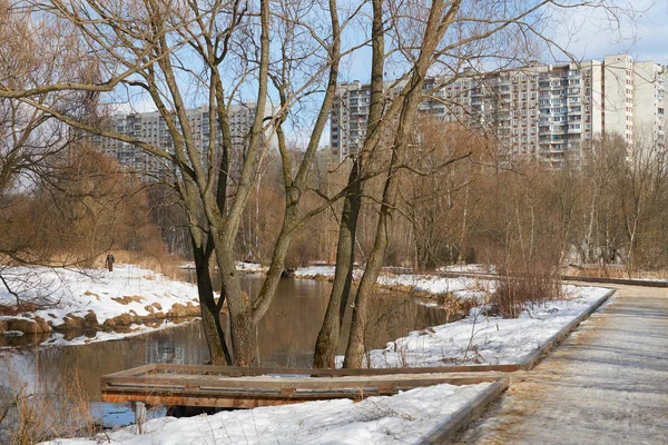 Walkway and river — Stock Photo, Image