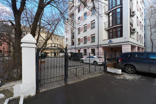 Дома на улице Арбат в Москве — стоковое фото