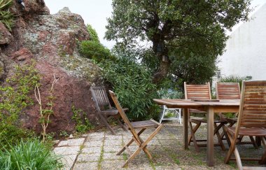 Tahta sandalyeler ve masa.