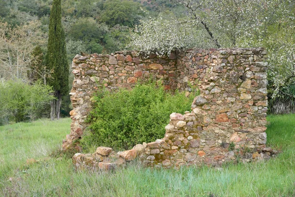 Old destroyed small stone building — Stock Photo, Image