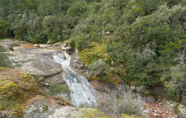 Cascada en las montañas — Foto de Stock