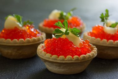 Kırmızı havyarlı tart