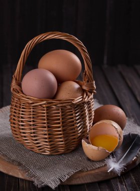 Eski ahşap bir arka planda sepetteki tavuk yumurtaları. Taşralı. Arkaplan resmi, alanı kopyala
