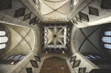 Bir Orta Avrupa kenti Gotik tarzı kilisede transept iç görünümü