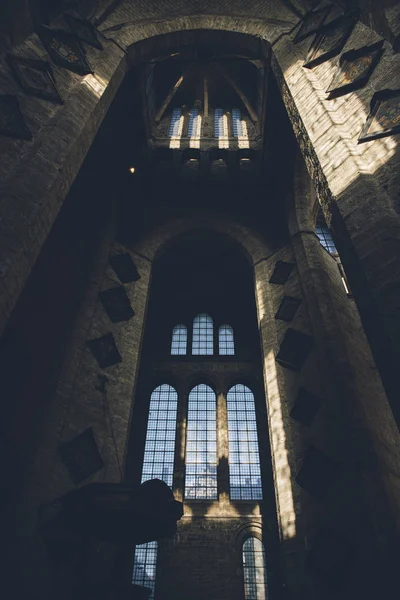 Orta Avrupa'da bir şehirde bir Gotik tarzı kilisenin vitray pencerelerin iç görünüm.