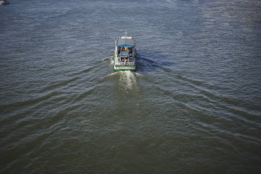 Tekne nehre taşınıyor