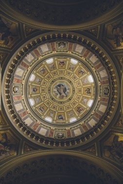 Roma Katolik Kilisesi St. Stephen Bazilikası kubbe iç. Zengin tavan boyalı sahneleri ve altın ayrıntıları ile dekore edilmiş.