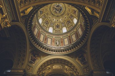 Roma Katolik Kilisesi St. Stephen Bazilikası kubbe iç. Zengin tavan boyalı sahneleri ve altın ayrıntıları ile dekore edilmiş.