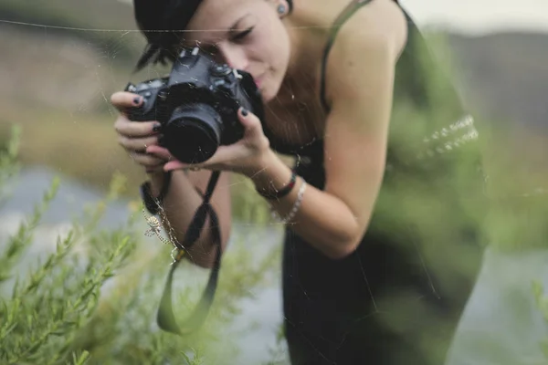 Bella Giovane Fotografa Che Indossa Vestiti Neri Scattando Foto Macro — Foto Stock