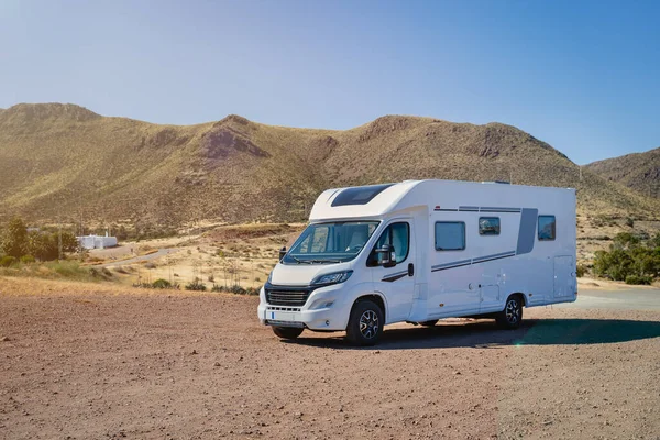 Caravane camping-car garé sur un paysage naturel désertique par une journée ensoleillée — Photo