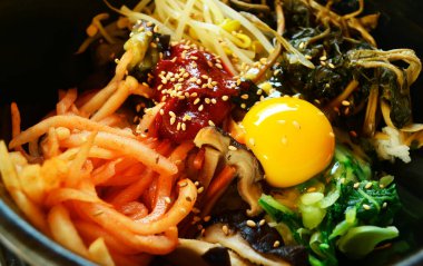 Çeşitli sebzelerle Kore geleneksel yemeği 'Bibimbap'