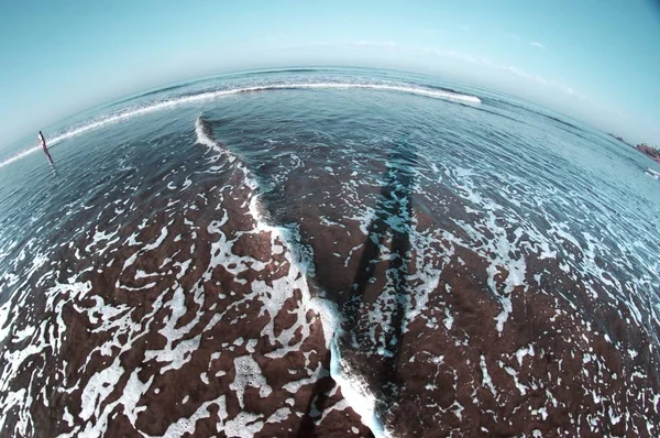 Mare freddo con ombra dell'uomo su acqua. Occhio di pesce — Foto Stock