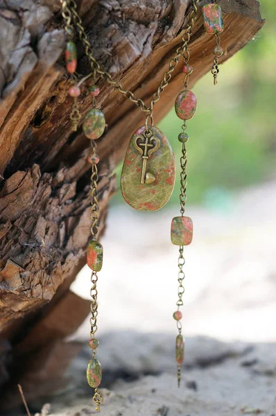 Feito à mão. Conjunto de jóias com pedras e chave na madeira — Fotografia de Stock