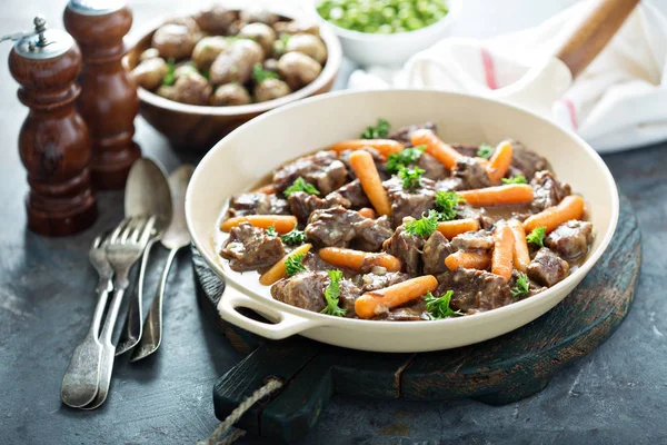 Rundvlees stoofpot met wortelen en peterselie — Stockfoto