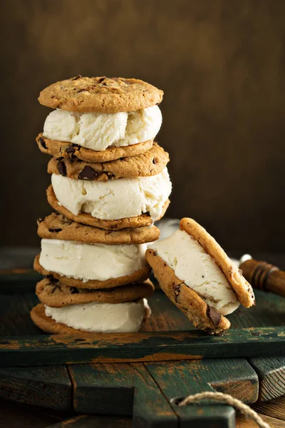 Házi készítésű jégkrém szendvicsek csokis keksszel — Stock Fotó