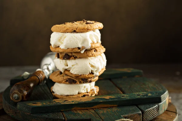 Ev yapımı dondurmalı sandviç ve çikolatalı kurabiye.