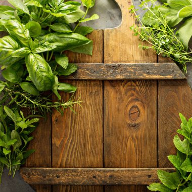 Taze otlarla yemek yapmak.