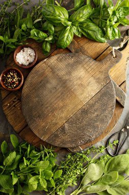 Taze otlarla yemek yapmak.