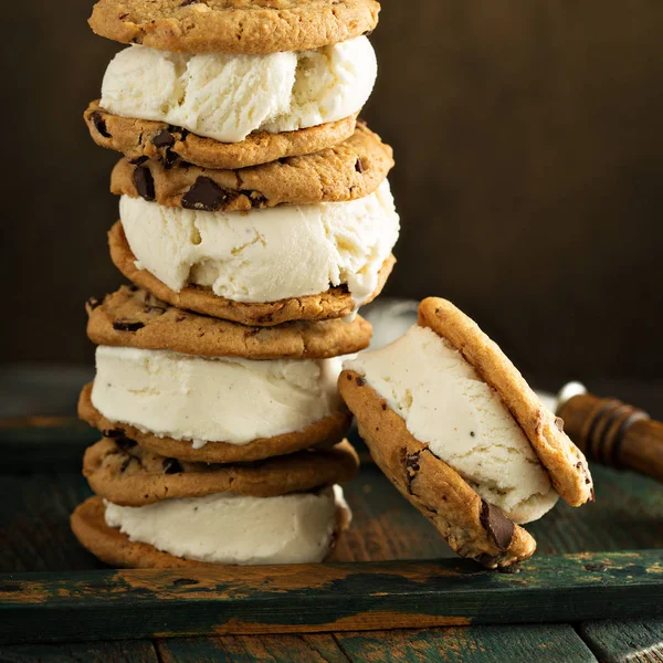 Zelfgemaakte ijs sandwiches met chocolade Chip Cookies — Stockfoto