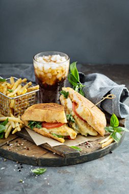 Panini sandviç tavuk ve peynir ile