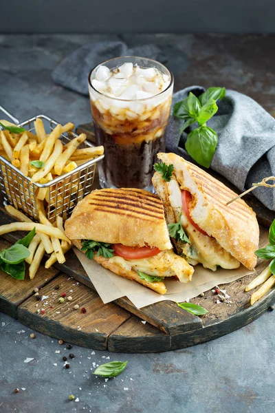 Panini sandviç tavuk ve peynir ile