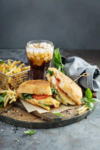 Panini sandviç tavuk ve peynir ile