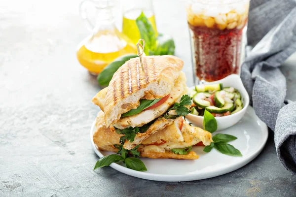 Gegrilde panini sandwich met kip en kaas — Stockfoto