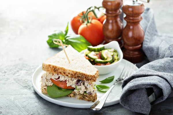 Sandwich de ensalada de pollo con espinacas y tomate — Foto de Stock