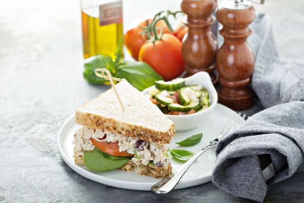 Sanduíche de salada de frango com espinafre e tomate — Fotografia de Stock