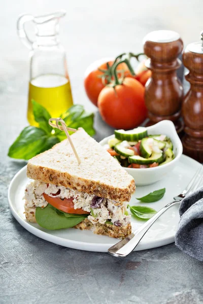 Tavuklu sandviç ıspanak ve domates ile — Stok fotoğraf