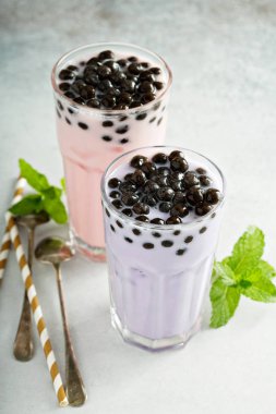 Taro ve çilekli süt çay uzun bardaklarda kabarcık