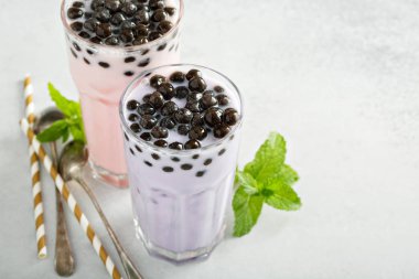 Taro ve çilekli süt çay uzun bardaklarda kabarcık