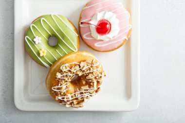 Bir plaka üzerinde çeşitli sırlı kızarmış çörek