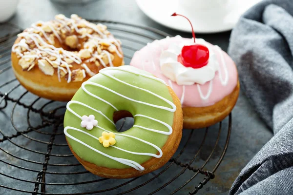 Rosquillas dulces en un estante de enfriamiento —  Fotos de Stock