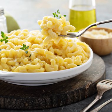 Makarna ve peynir beyaz bir plaka üzerinde