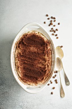 Tiramisu pasta bir seramik tabak