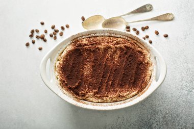 Tiramisu pasta bir seramik tabak