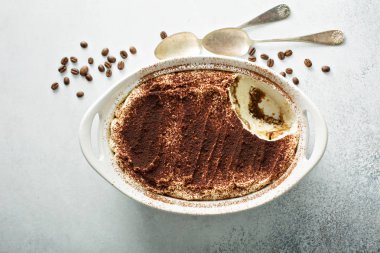 Tiramisu pasta bir seramik tabak