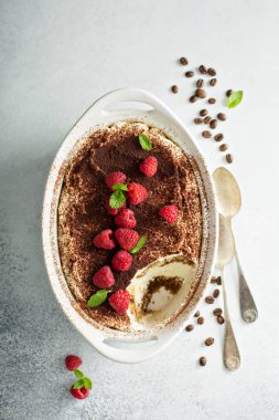 Tiramisu pasta bir seramik tabak