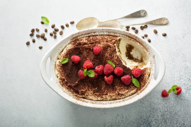 Tiramisu pasta bir seramik tabak