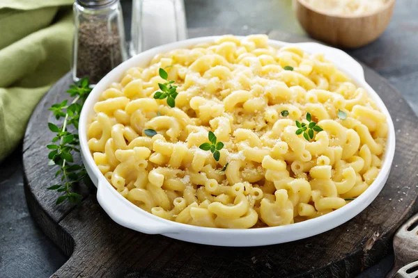 Macarrones y queso en un plato blanco —  Fotos de Stock