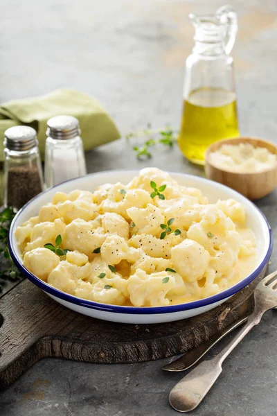 Couve-flor com molho de queijo — Fotografia de Stock