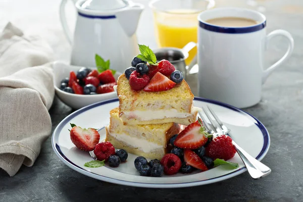 Gebakken Franse toast met roomkaas vulling — Stockfoto