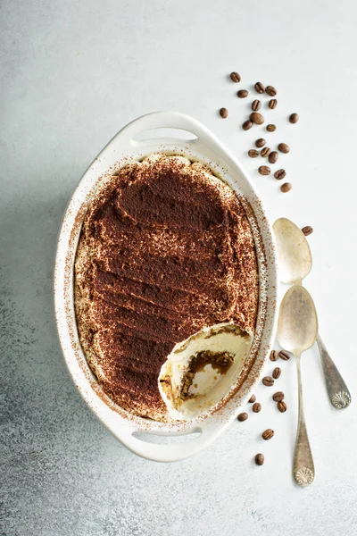 Tiramisu pasta bir seramik tabak